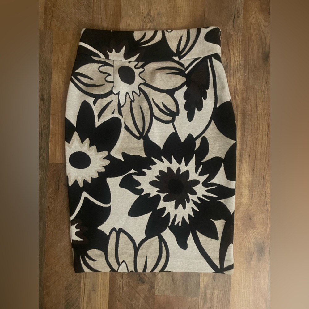 GRACE size 4 women’s skirt! Absolutely beautiful!! 🖤🤍🌸